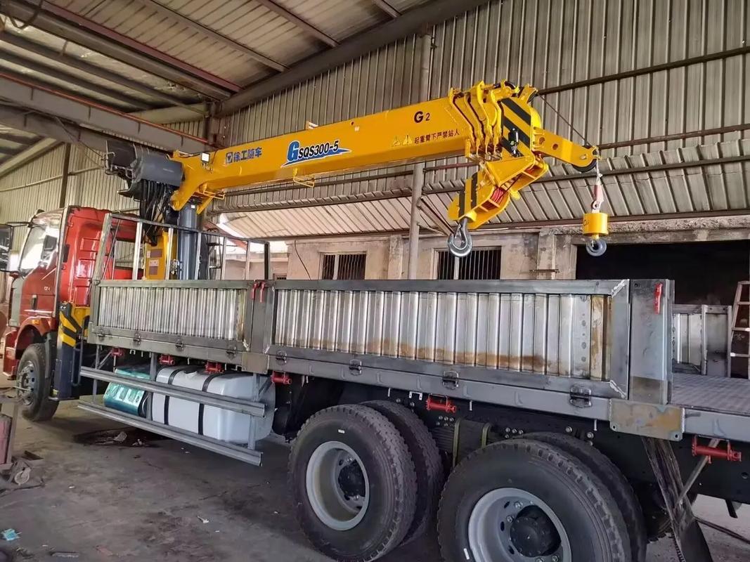 翻转架关键部件解析 徐工随车吊收钩翻转支架与悬架销轴的作用与维护