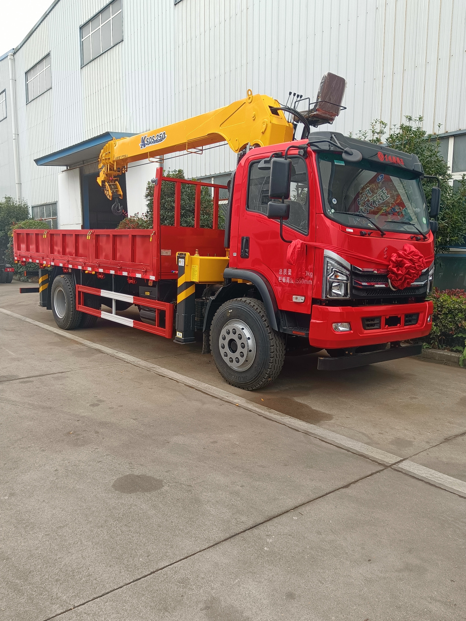 东风单桥10吨随车吊 工地多面手，6.2米货箱承载高效日常